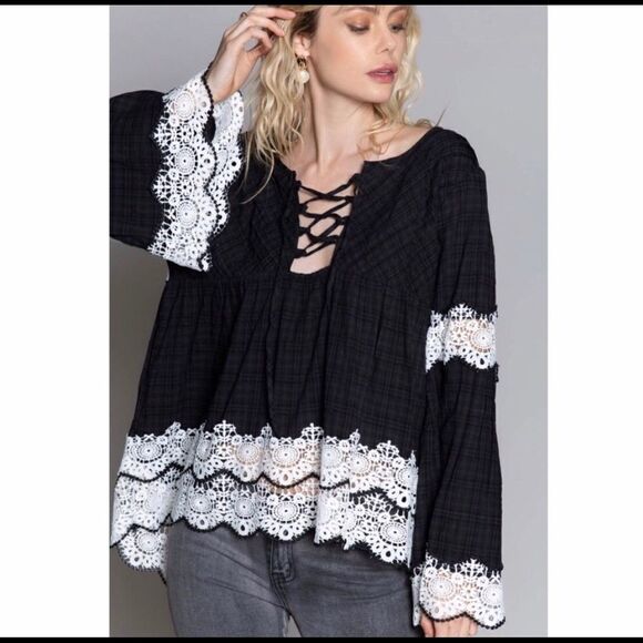 𝅺BABYDOLL Blouse with Bell Sleeves in Black - Picture 3 of 12